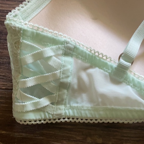 Stunning VIctoria Secrets Bra - Picture 4 of 8